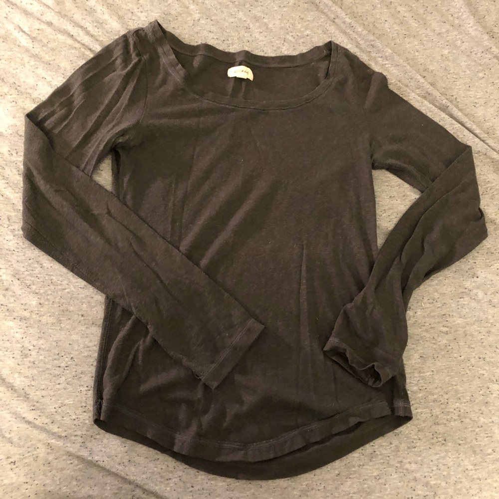 Gray long sleeve tee